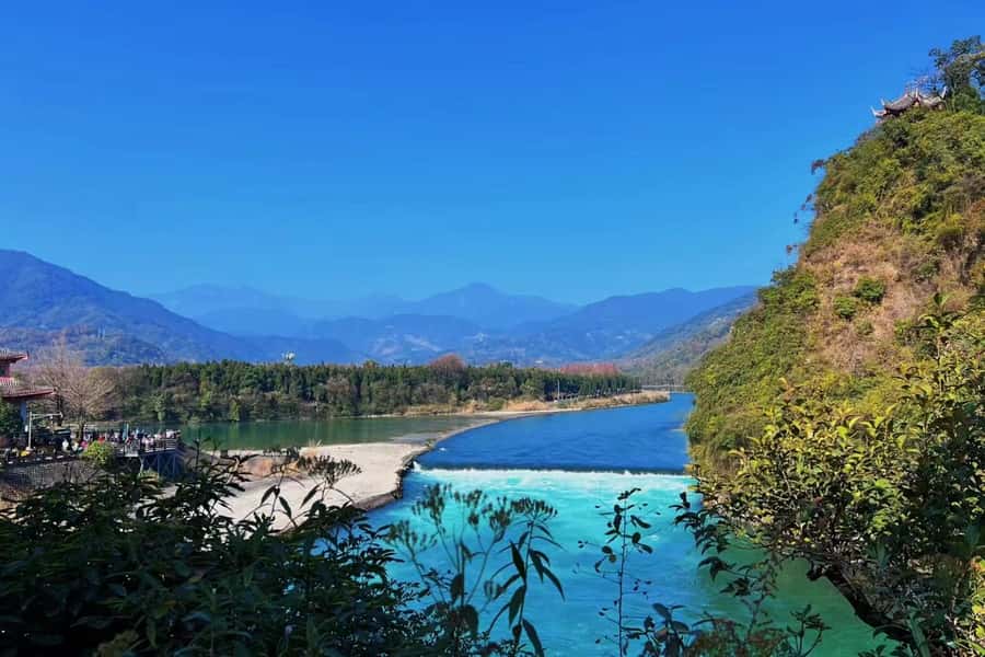 1-Day Mount Qingcheng and Dujiangyan Irrigation System Tour - Guide quality: why names like Weaver, Mark, and Diana matter
