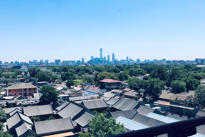 4-Hour Private Beijing Hutong Bike Tour with Dumpling Lunch - Yandai Xie Street and Shichahai Scenic Resort: old stones and shop windows