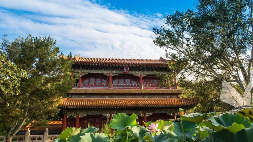 Beijing:Jingshan Park (Palace Museum Garden) Ticket - Self-guided with an English PDF vs choosing a live guide option