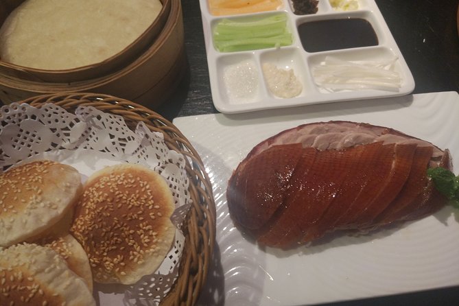 Beijing Evening Tour: Chaoyang Acrobatic Show with Peking Duck Dinner - How the guide helps more than you think