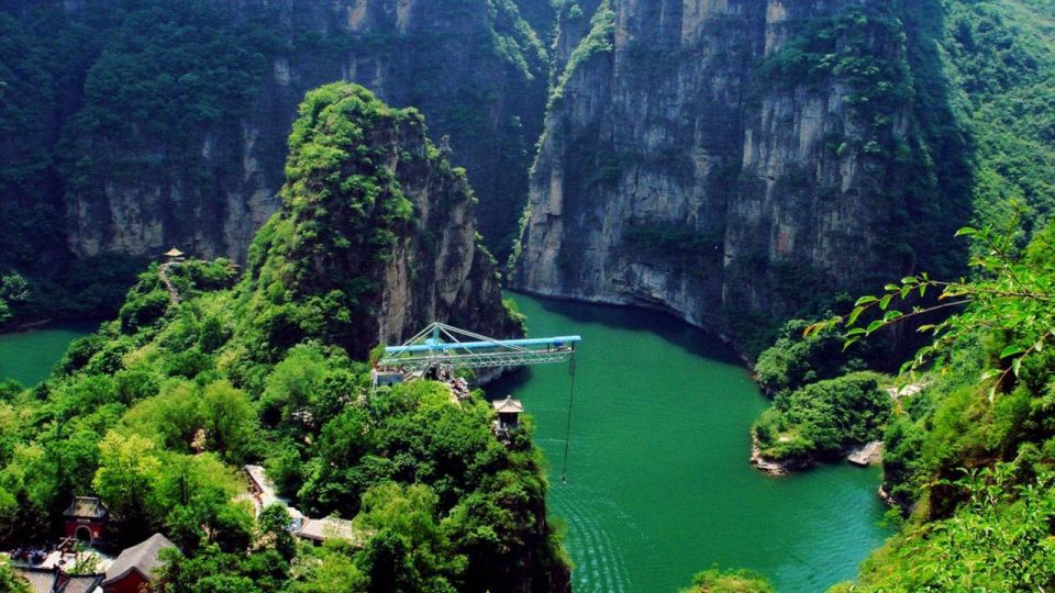 Beijing: Longqing Gorge, Ming Tombs & Lunch Private Day Tour - Hotel Pickup and Private Car: The Quiet Luxury of Staying On Schedule