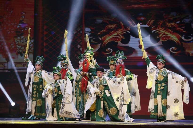 Beijing: Must-See Peking Opera at Liyuan Theatre Ticket - Dinner Before the Opera: Roast Duck or Vegetarian, Served Conveniently