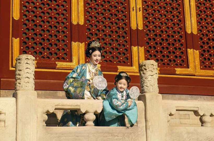 Beijing Traditional Hanfu Experience & Photoshoot for Groups - Posing Help and Photo Results You Can Actually Use