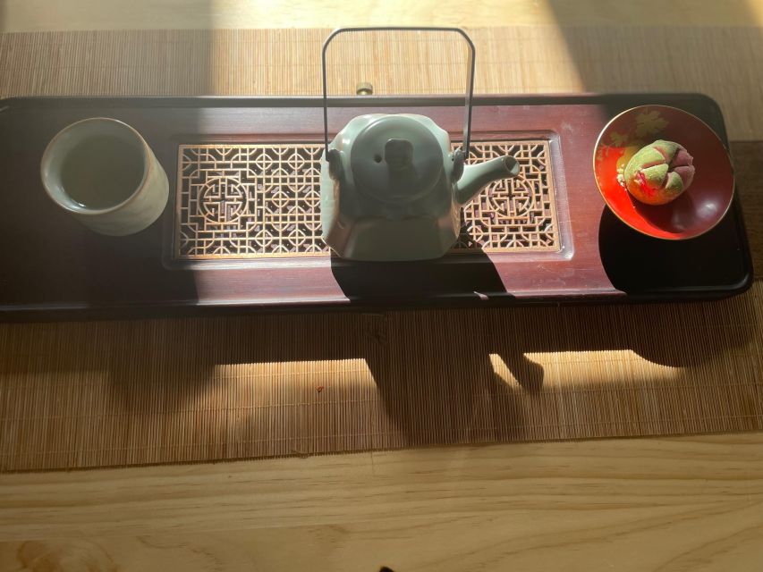 Chinese Tea ceremony in Beijing Hutong courtyard - Picking black, green, wulong, or Pu’er like you mean it