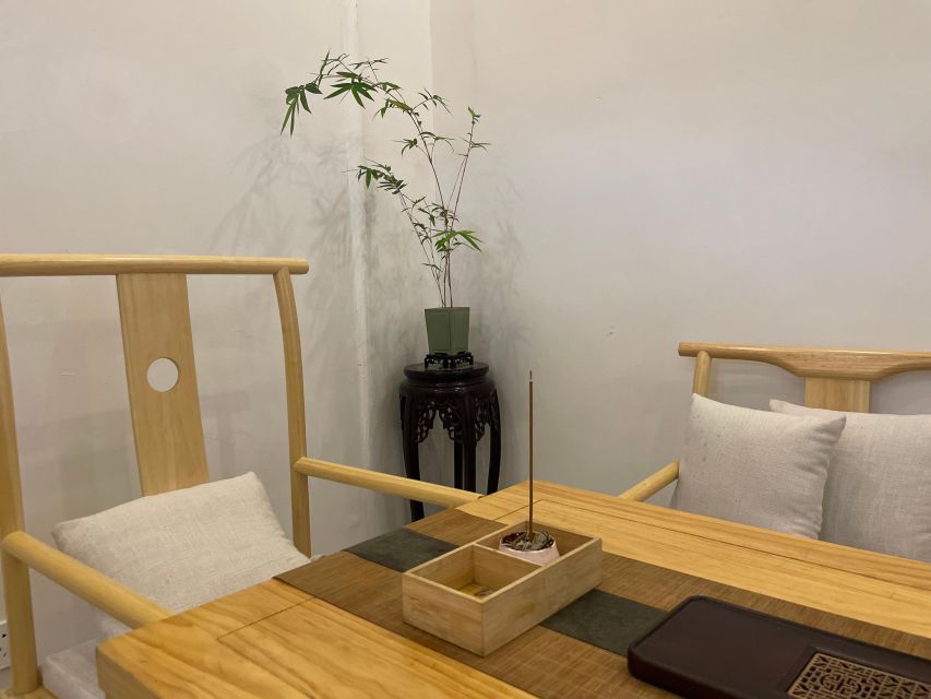 Chinese Tea ceremony in Beijing Hutong courtyard - Price and value: $31 vs the extra 100 RMB per person note