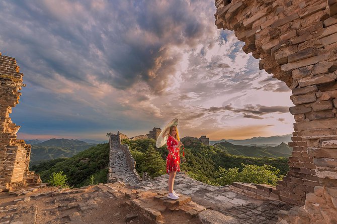 Private Jinshanling relax photo tour by sunset - How the guide turns wall views into better photos